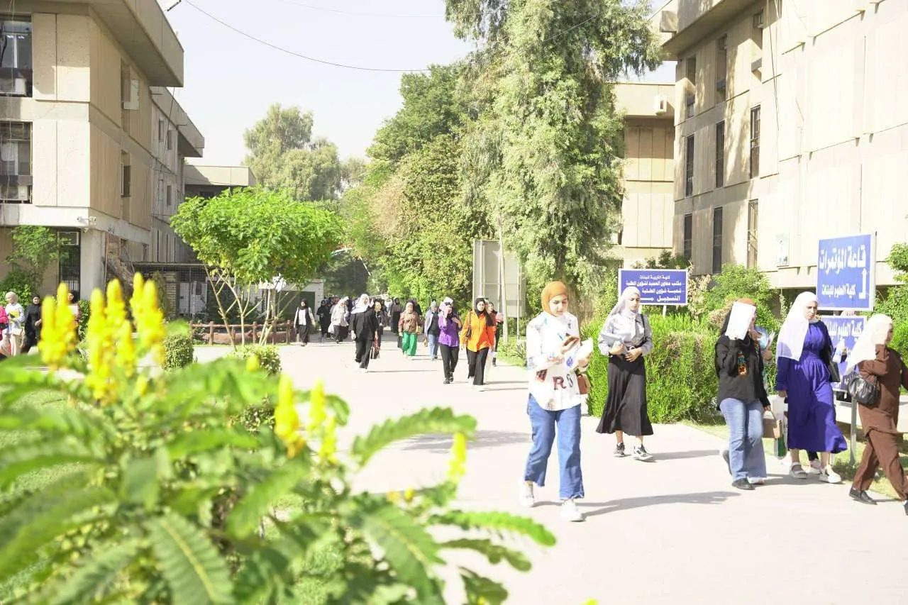 طالبات في حديقة الحرم